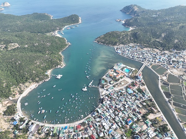 Vịnh Vĩnh Hy, một trong những vịnh đẹp nhất Việt Nam, nằm trong quy hoạch Khu du lịch quốc gia Ninh Chữ