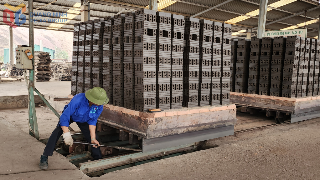 Sản xuất gạch tại C&ocirc;ng ty CP Đầu tư v&agrave; x&acirc;y dựng Thuận Th&agrave;nh (phường Mạo Kh&ecirc;)