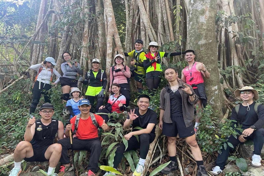 Du kh&aacute;ch th&iacute;ch th&uacute; tham gia trekking l&ecirc;n đỉnh Nọc Tr&ugrave;