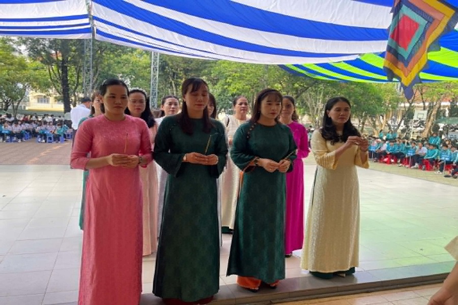 Gi&aacute;o vi&ecirc;n nh&agrave; trường thắp hương k&iacute;nh viếng.