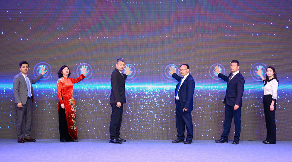 Đồng ch&iacute; Trần Thị Hằng c&ugrave;ng c&aacute;c đại biểu nhấn n&uacute;t 