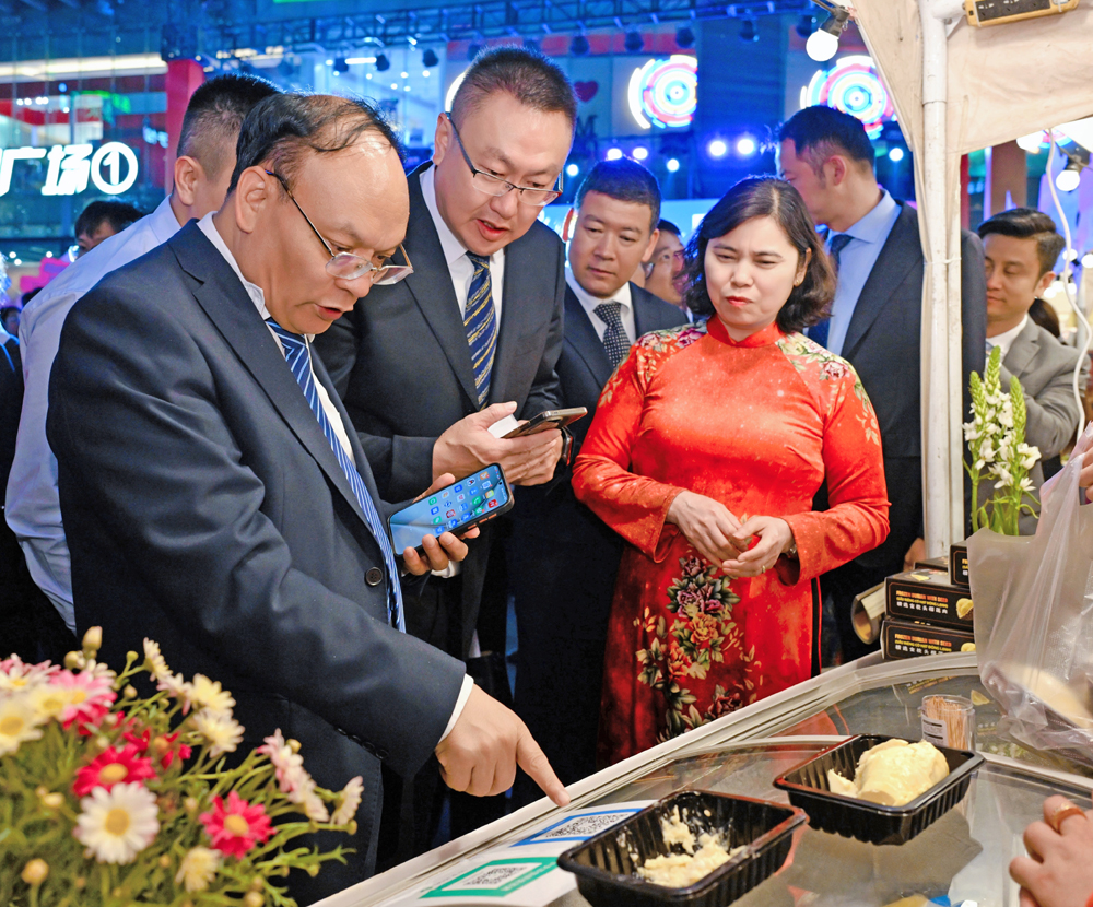 Đồng ch&iacute; Trần Thị Hằng v&agrave; l&atilde;nh đạo Vụ Ph&aacute;t triển thị trường nước ngo&agrave;i (Bộ C&ocirc;ng thương), Sở Thương mại tỉnh V&acirc;n Nam, c&aacute;c đại biểu thăm gian h&agrave;ng trong chuỗi hoạt động 