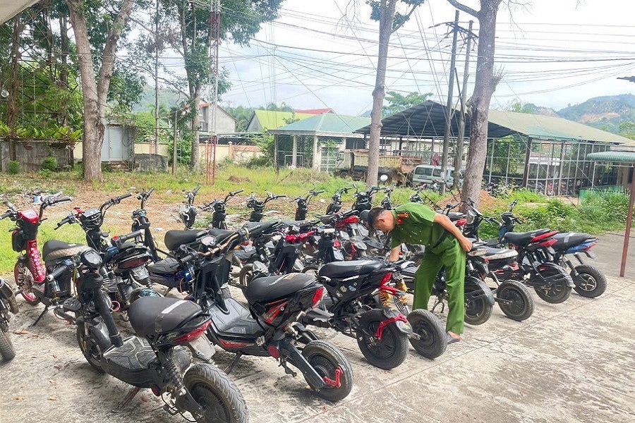 H&agrave;ng chục chiếc xe &ldquo;độ chế&rdquo; của học sinh bị C&ocirc;ng an x&atilde; Đạ Huoai tạm giữ