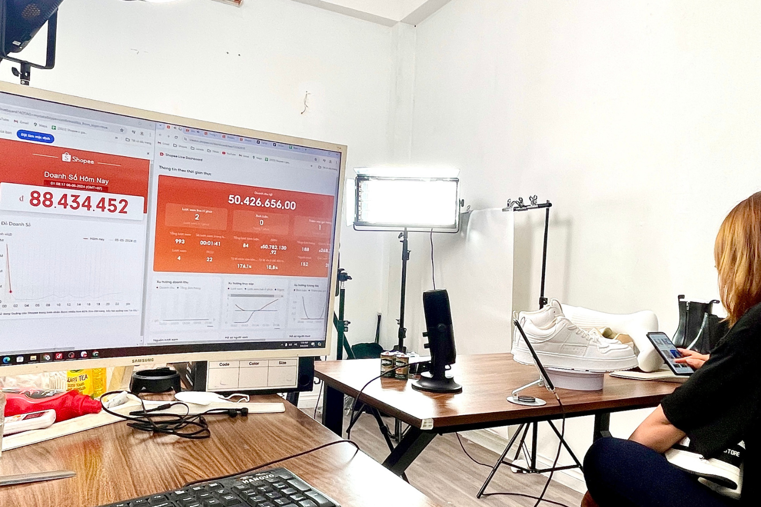 Shopee Livestream Analytics cung cấp dữ liệu theo thời gian thực gi&uacute;p nh&agrave; b&aacute;n c&oacute; thể x&acirc;y dựng nội dung v&agrave; quy tr&igrave;nh livestream &ldquo;đo ni đ&oacute;ng gi&agrave;y&rdquo; cho người xem.