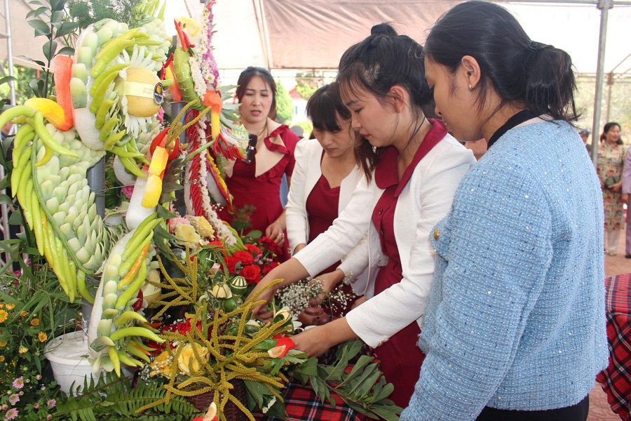 Hội thi cắm hoa, b&agrave;y m&acirc;m ngũ quả d&acirc;ng c&uacute;ng Vua H&ugrave;ng