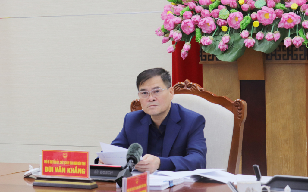 &Ocirc;ng B&ugrave;i Văn Khắng, Ph&oacute; B&iacute; thư Tỉnh ủy, B&iacute; thư Đảng ủy UBND tỉnh, Chủ tịch UBND tỉnh Quảng Ninh ph&aacute;t biểu chỉ đạo tại cuộc họp