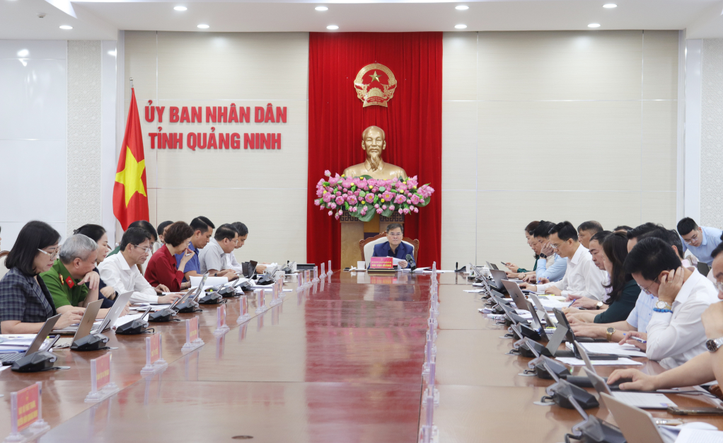 Chủ tịch UBND tỉnh Quảng Ninh nghe và cho ý kiến về các nội dung báo cáo đoàn kiểm tra của Bộ Chính trị