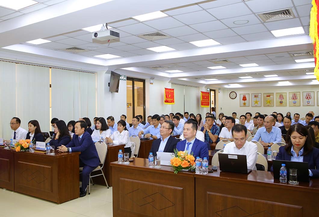 To&agrave;n cảnh Hội nghị triển khai c&aacute;c quyết định về c&ocirc;ng t&aacute;c c&aacute;n bộ