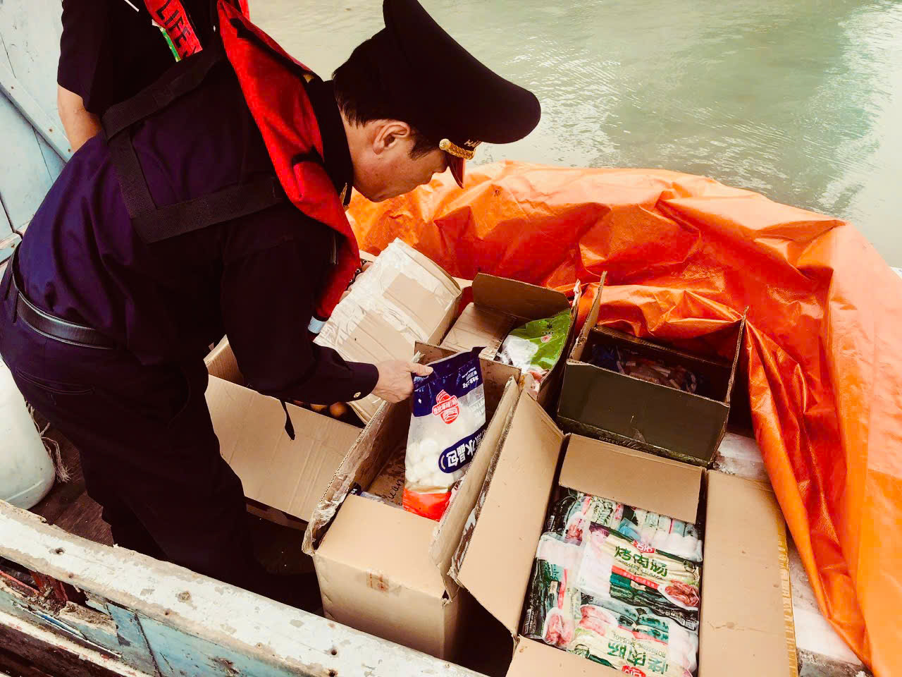 C&ocirc;ng chức Chi cục Hải quan khu vực VIII kiểm tra tang vật.