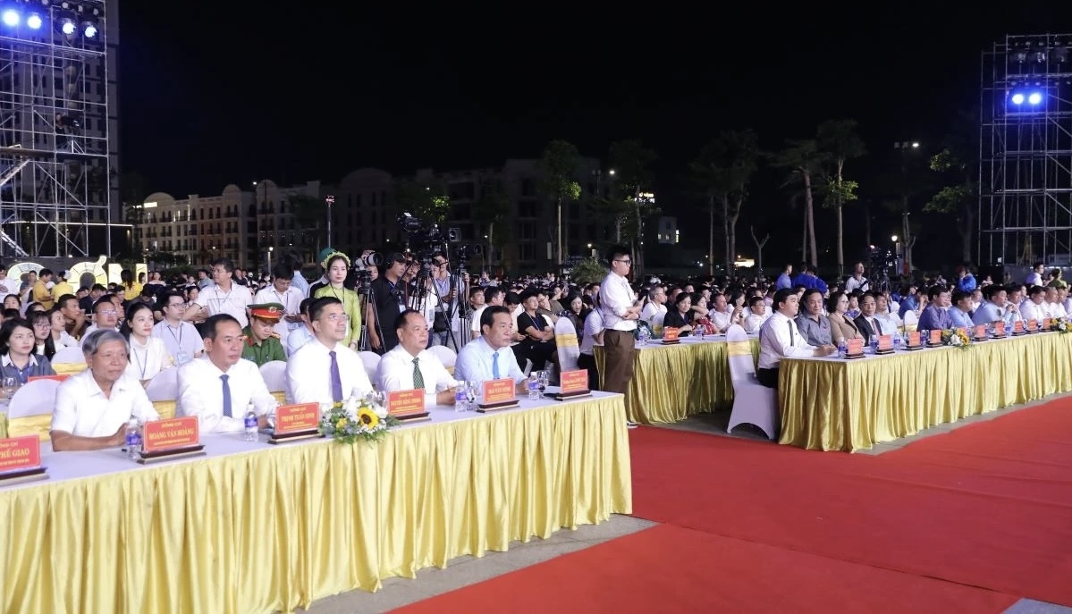 C&aacute;c đại biểu c&ugrave;ng đ&ocirc;ng đảo Nh&acirc;n d&acirc;n, du kh&aacute;ch tham dự lễ khai mạc. Ảnh: Minh Hiếu.