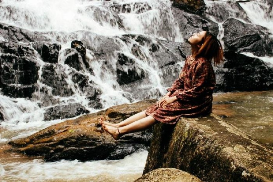 Những d&ograve;ng nước chảy d&agrave;i qua c&aacute;c tảng đ&aacute; lớn, tạo n&ecirc;n &acirc;m thanh r&igrave; r&agrave;o giữa rừng n&uacute;i.