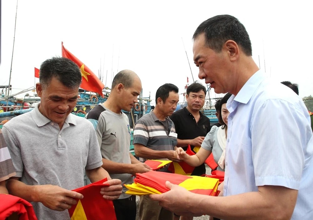 Quỹ “Kết nối yêu thương - Lan tỏa nhân ái” tổ chức trao tặng cờ Tổ quốc cho ngư dân Sầm Sơn