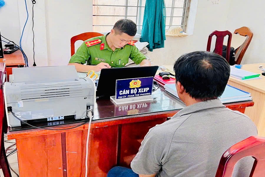 Lực lượng c&ocirc;ng an l&agrave;m việc với phụ huynh học sinh c&oacute; xe đạp điện &ldquo;độ chế&rdquo;