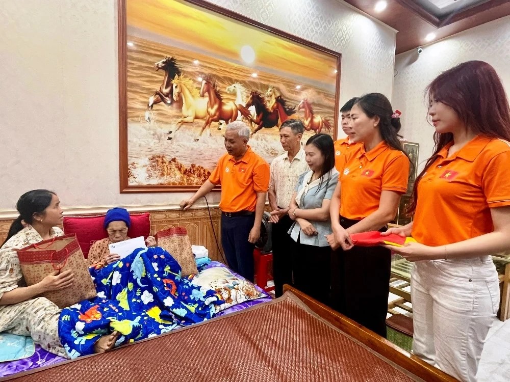 Đại diện Quỹ &ldquo;Kết nối y&ecirc;u thương - Lan tỏa nh&acirc;n &aacute;i&rdquo; thăm hỏi, tặng qu&agrave; Mẹ Việt Nam Anh h&ugrave;ng 100 tuổi Nguyễn Thị Nu&ocirc;i, ở phố Trung Mới.