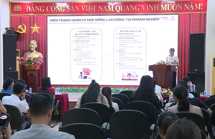 Đại diện Viettel Thanh H&oacute;a giới thiệu về giải ph&aacute;p hợp đồng lao động điện tử Viettel vContract.