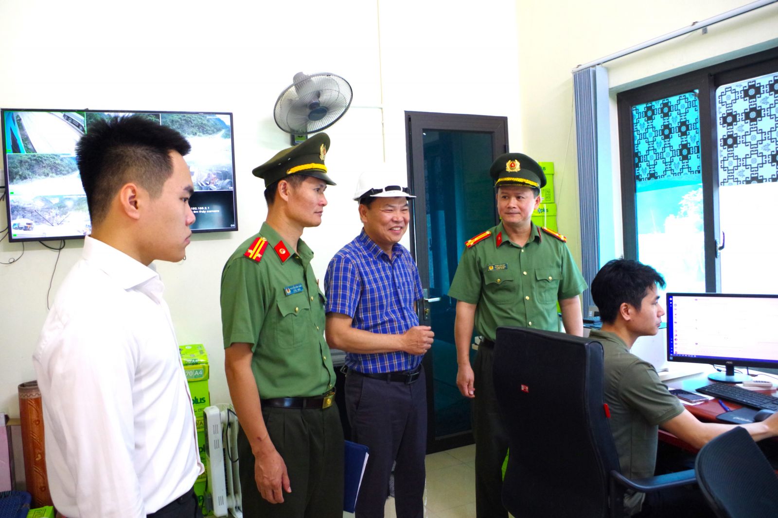 Nội dung l&agrave;m việc tập trung v&agrave;o kiểm tra giấy ph&eacute;p khai th&aacute;c; việc chấp h&agrave;nh quy định về bảo vệ m&ocirc;i trường, an to&agrave;n lao động