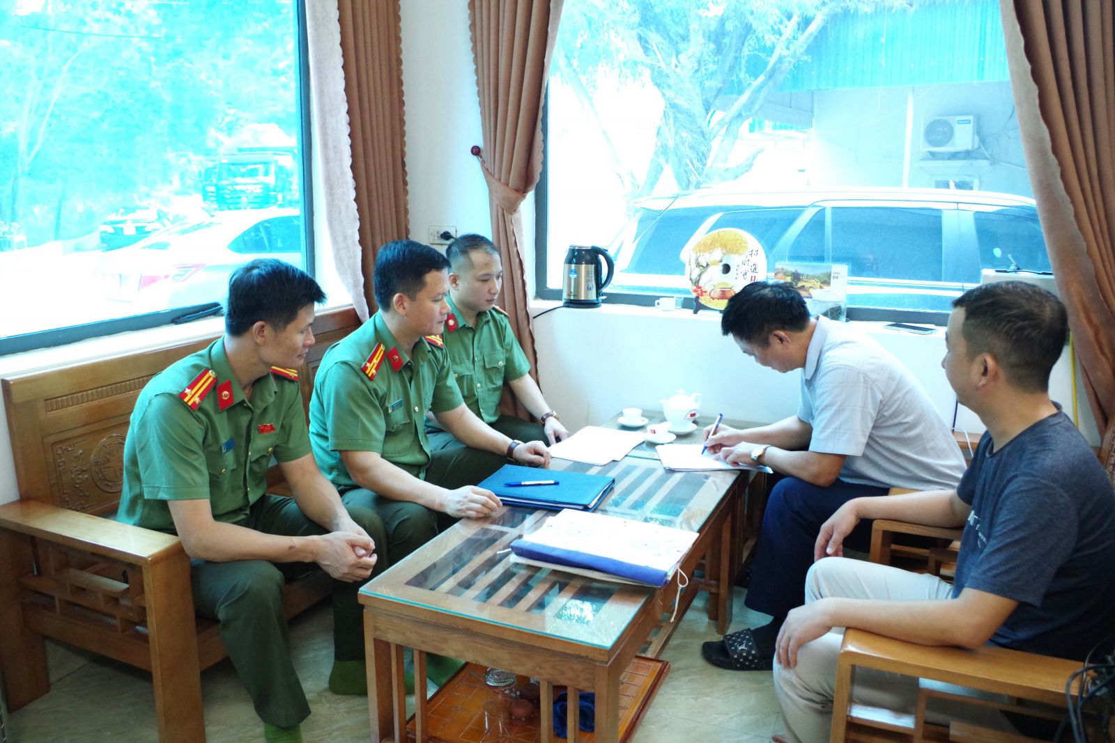 Ph&ograve;ng An ninh kinh tế tỉnh Ninh B&igrave;nh đ&atilde; y&ecirc;u cầu c&aacute;c doanh nghiệp k&yacute; cam kết thực hiện nghi&ecirc;m c&aacute;c quy định trong hoạt động khai th&aacute;c, sản xuất, kinh doanh kho&aacute;ng sản