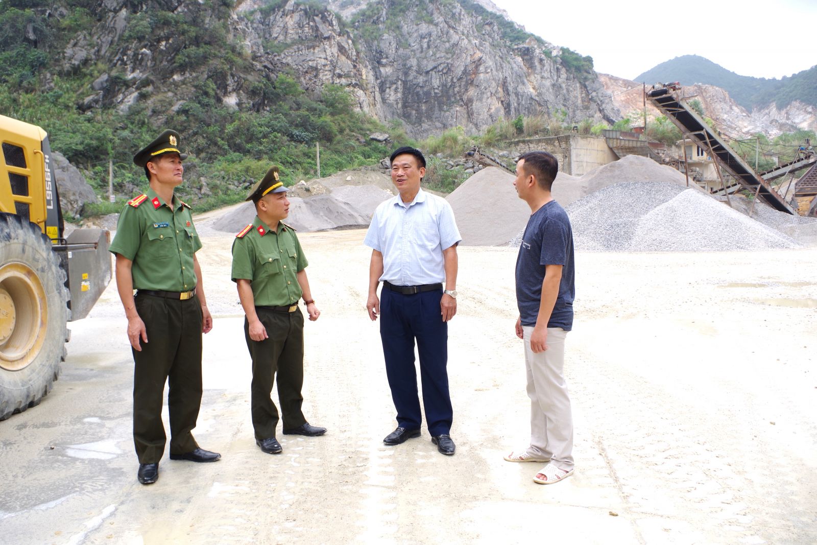 Việc chấp h&agrave;nh quy định về bảo vệ m&ocirc;i trường; nghĩa vụ t&agrave;i ch&iacute;nh đối với Nh&agrave; nước; c&ocirc;ng t&aacute;c bảo đảm an to&agrave;n lao động; hồ sơ, sổ s&aacute;ch li&ecirc;n quan đến hoạt động khai th&aacute;c, vận chuyển, ti&ecirc;u thụ kho&aacute;ng sản