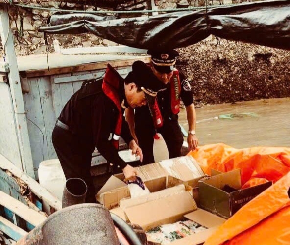 C&ocirc;ng chức Chi cục Hải quan khu vực VIII kiểm tra h&agrave;ng h&oacute;a c&oacute; dấu hiệu vi phạm. Ảnh: TB