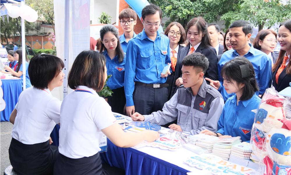 C&aacute;c đại biểu tham quan một số gian h&agrave;ng tuyển dụng tại Ng&agrave;y hội việc l&agrave;m thanh ni&ecirc;n tỉnh Bắc Ninh năm 2026.