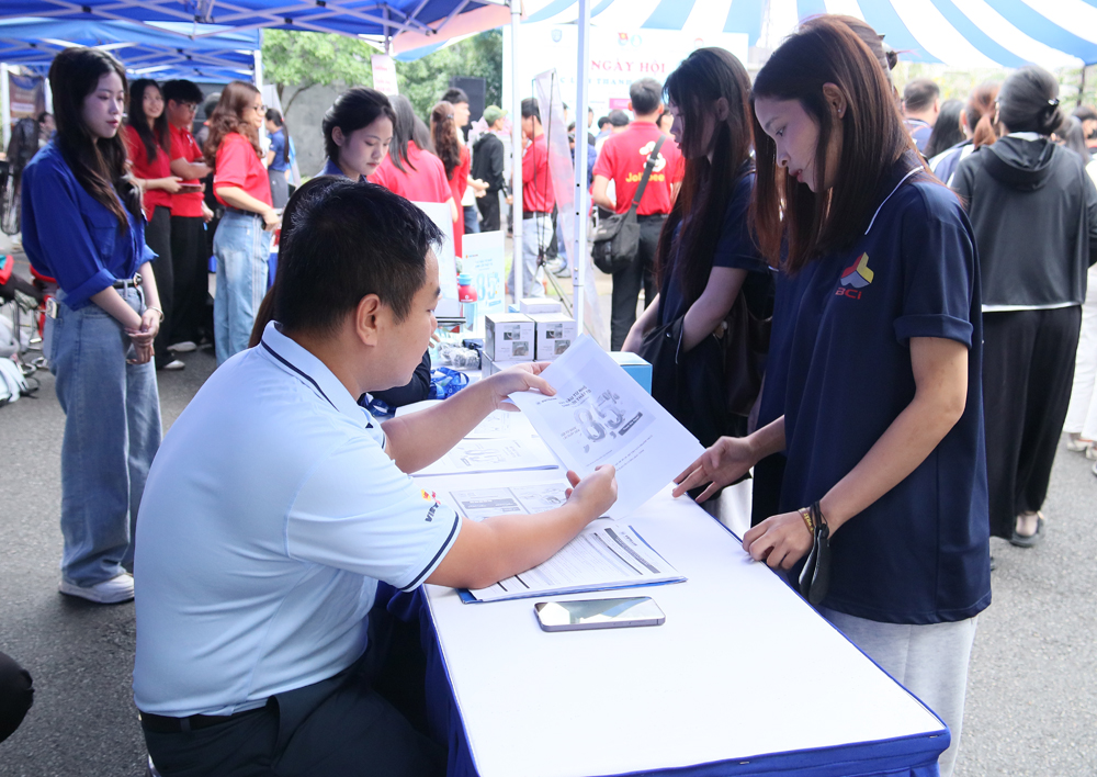 C&aacute;c đơn vị tuyển dụng tư vấn, hỗ trợ sinh vi&ecirc;n về chế độ, ch&iacute;nh s&aacute;ch đ&atilde;i ngộ... của doanh nghiệp, gi&uacute;p c&aacute;c em c&oacute; những lựa chọn ng&agrave;nh, nghề ph&ugrave; hợp.
