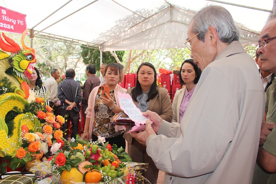 Người d&acirc;n đọc những vần thơ thể hiện l&ograve;ng biết ơn, tưởng nhớ Quốc Tổ