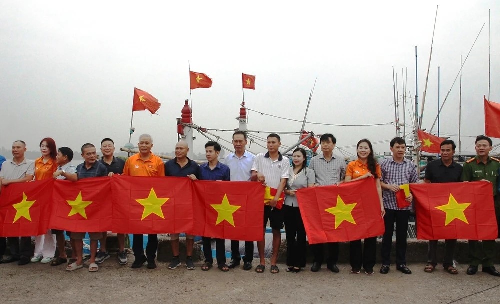 đ&acirc;y kh&ocirc;ng chỉ l&agrave; sự hỗ trợ về vật chất m&agrave; c&ograve;n l&agrave; nguồn động vi&ecirc;n tinh thần to lớn, tiếp th&ecirc;m niềm tin, &yacute; ch&iacute; để ngư d&acirc;n y&ecirc;n t&acirc;m vươn khơi, b&aacute;m biển