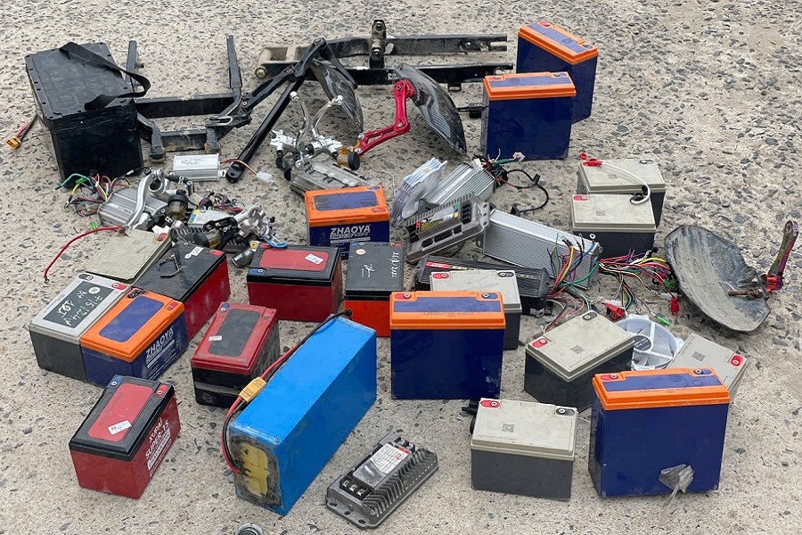 Số pin, linh kiện độ chế được C&ocirc;ng an x&atilde; Đạ Huoai th&aacute;o ra từ xe đạp điện của c&aacute;c học sinh