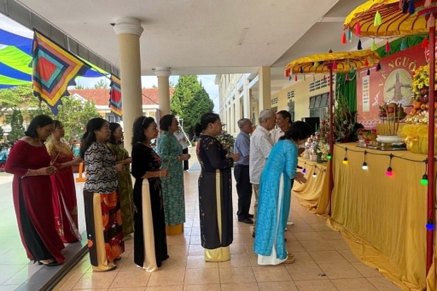 Thầy c&ocirc; gi&aacute;o cũ (đ&atilde; về hưu) về thắp hương k&iacute;nh viếng vua H&ugrave;ng