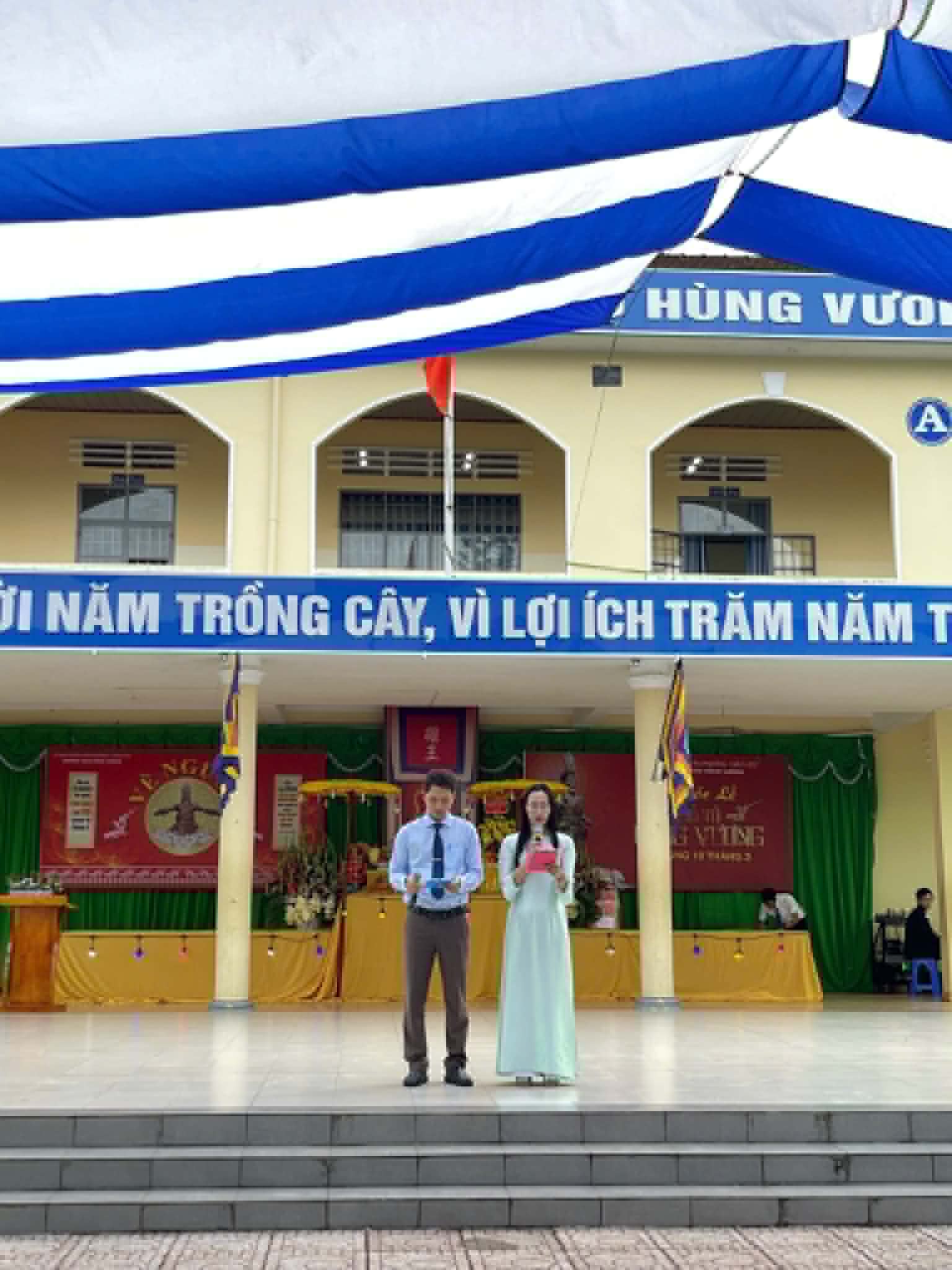 Thầy Vũ Xu&acirc;n Ho&agrave;ng v&agrave; c&ocirc; Ho&agrave;ng Thị Th&uacute;y Linh - hai gi&aacute;o vi&ecirc;n dẫn chương tr&igrave;nh