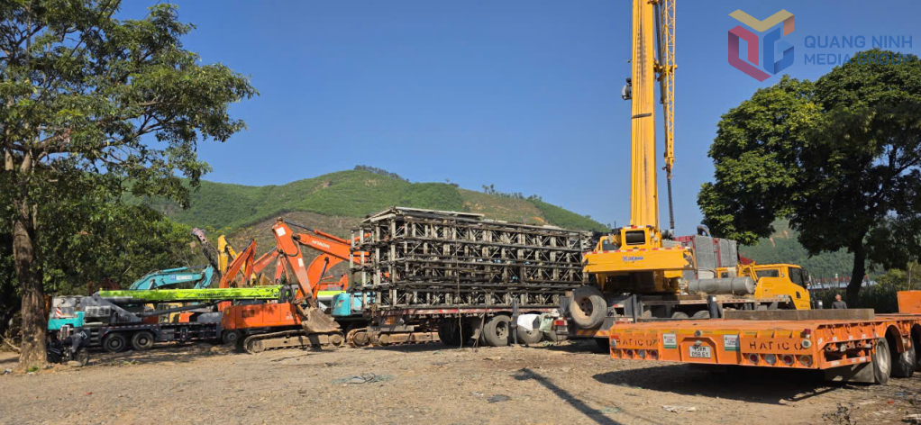 Nh&oacute;m h&agrave;ng m&aacute;y m&oacute;c thiết bị, nhập khẩu qua cửa khẩu Ho&agrave;nh M&ocirc;