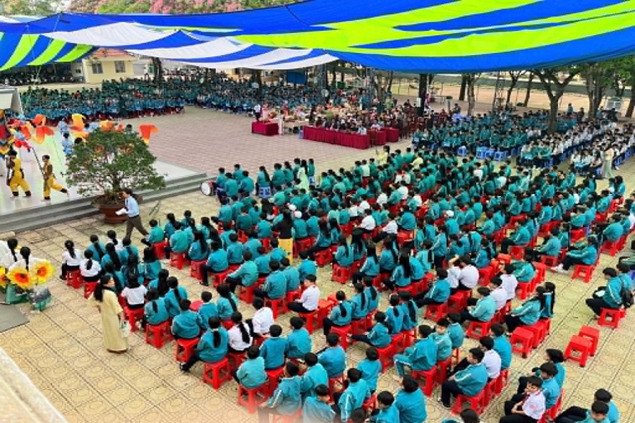 To&agrave;n cảnh s&acirc;n trường trong Lễ giỗ