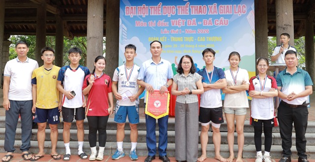 Trao giải cho c&aacute;c vận động vi&ecirc;n xuất sắc m&ocirc;n Việt d&atilde;.