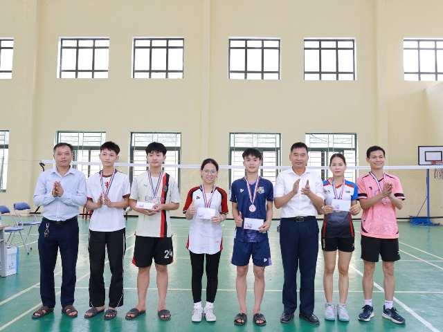 BTC trao giải cho c&aacute;c vận động vi&ecirc;n xuất sắc m&ocirc;n Đ&aacute; cầu.