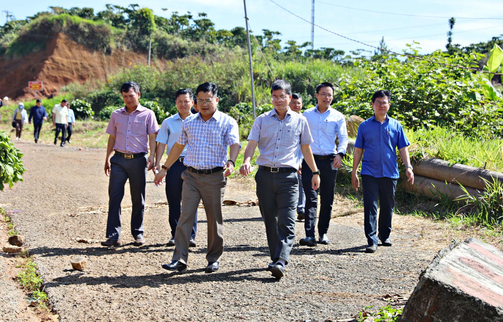 Ủy viên Ban Thường vụ Tỉnh ủy, Phó Chủ tịch UBND tỉnh Lâm Đồng Nguyễn Hồng Hải (ngo&agrave;i c&ugrave;ng, b&ecirc;n phải) kiểm tra khu đường tránh phía Nam Bảo Lộc v&agrave;o đầu th&aacute;ng 1/2026