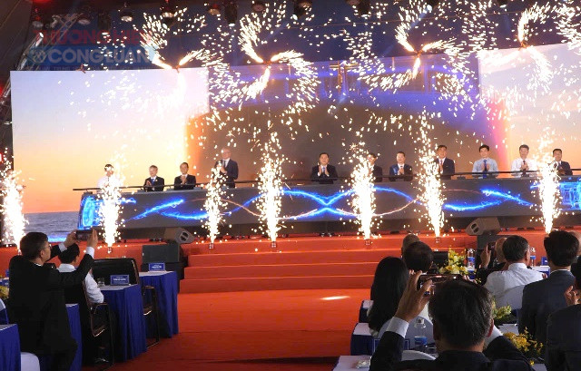 C&aacute;c đại biểu thực hiện nghi thức khởi c&ocirc;ng dự &aacute;n bến cảng container Li&ecirc;n Chiểu.