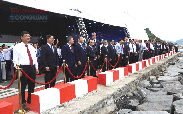 Nghi thức phun v&ograve;i rồng tại lễ khởi c&ocirc;ng dự &aacute;n.