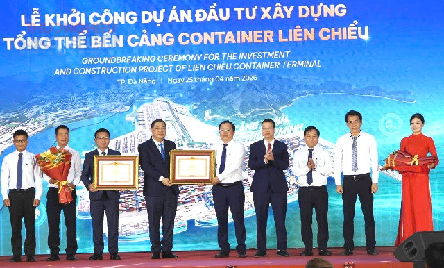 Ph&oacute; Thủ tướng Thường trực Ch&iacute;nh phủ - Phạm Gia T&uacute;c, tặng bảng khen c&aacute;c đơn vị thi c&ocirc;ng.