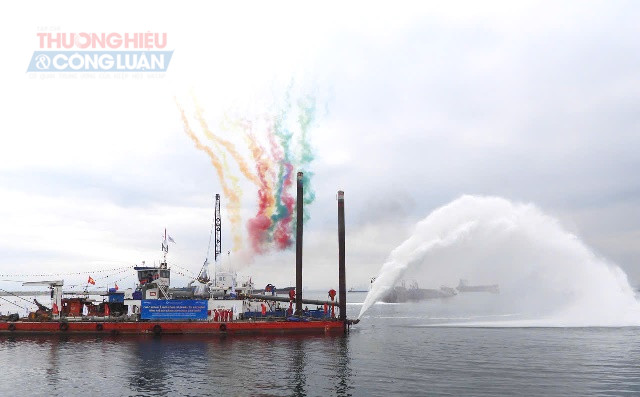 Nghi thức phun v&ograve;i rồng tại lễ khởi c&ocirc;ng dự &aacute;n.