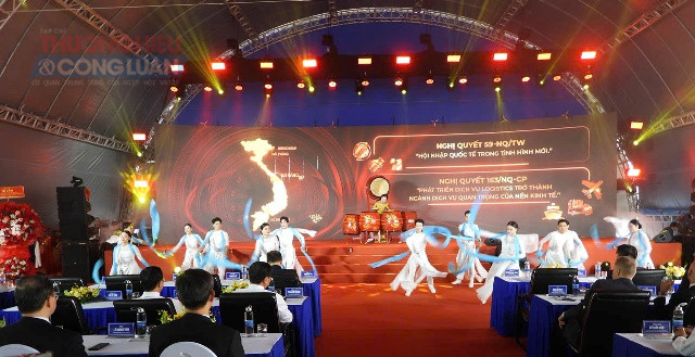 Phần văn nghệ tại buổi lễ.