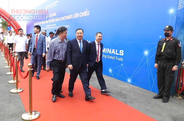 Đại biểu v&agrave; l&atilde;nh đạo đến dự.