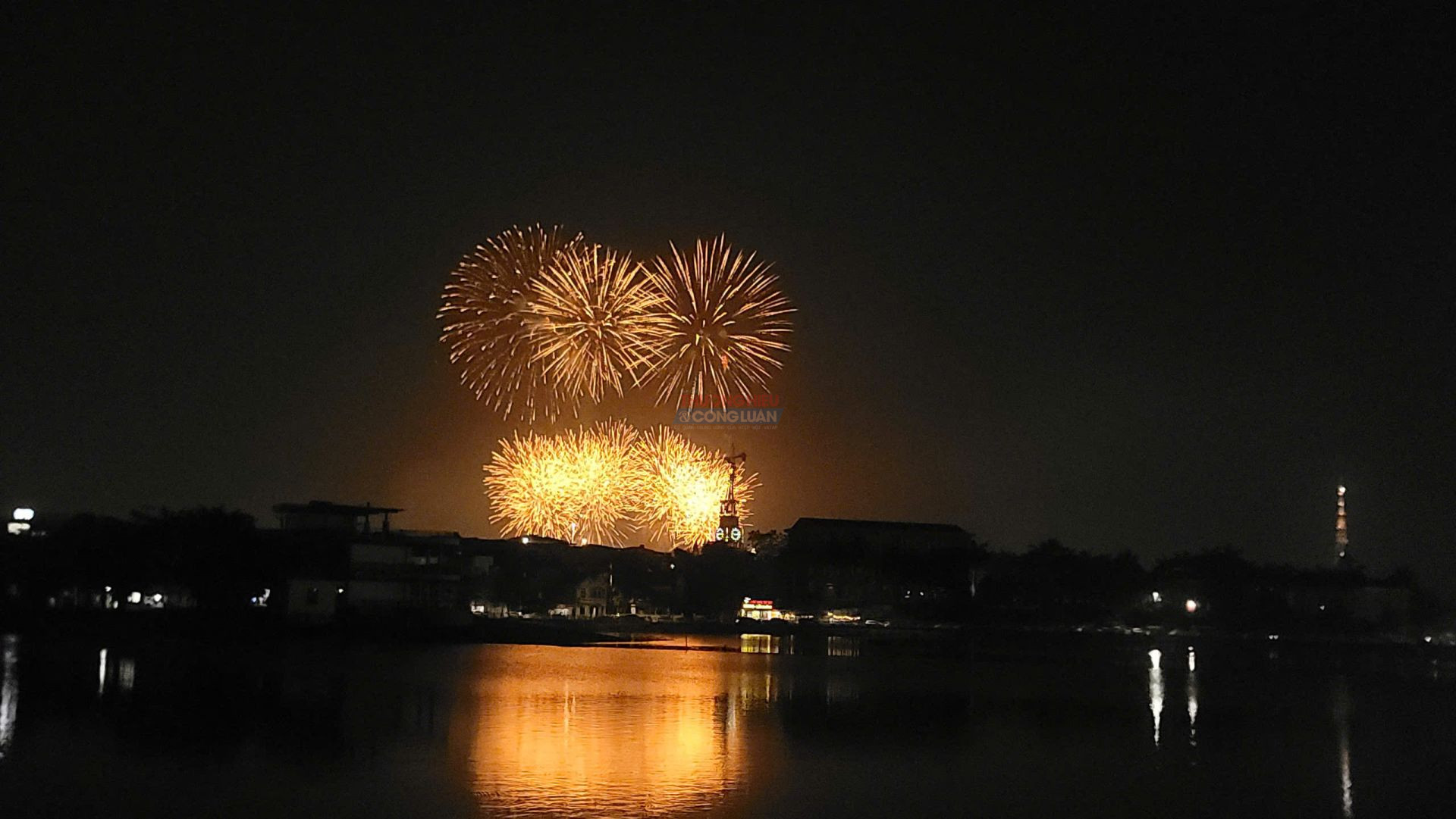 Pháo hoa thắp sáng trời thiêng Đất Tổ