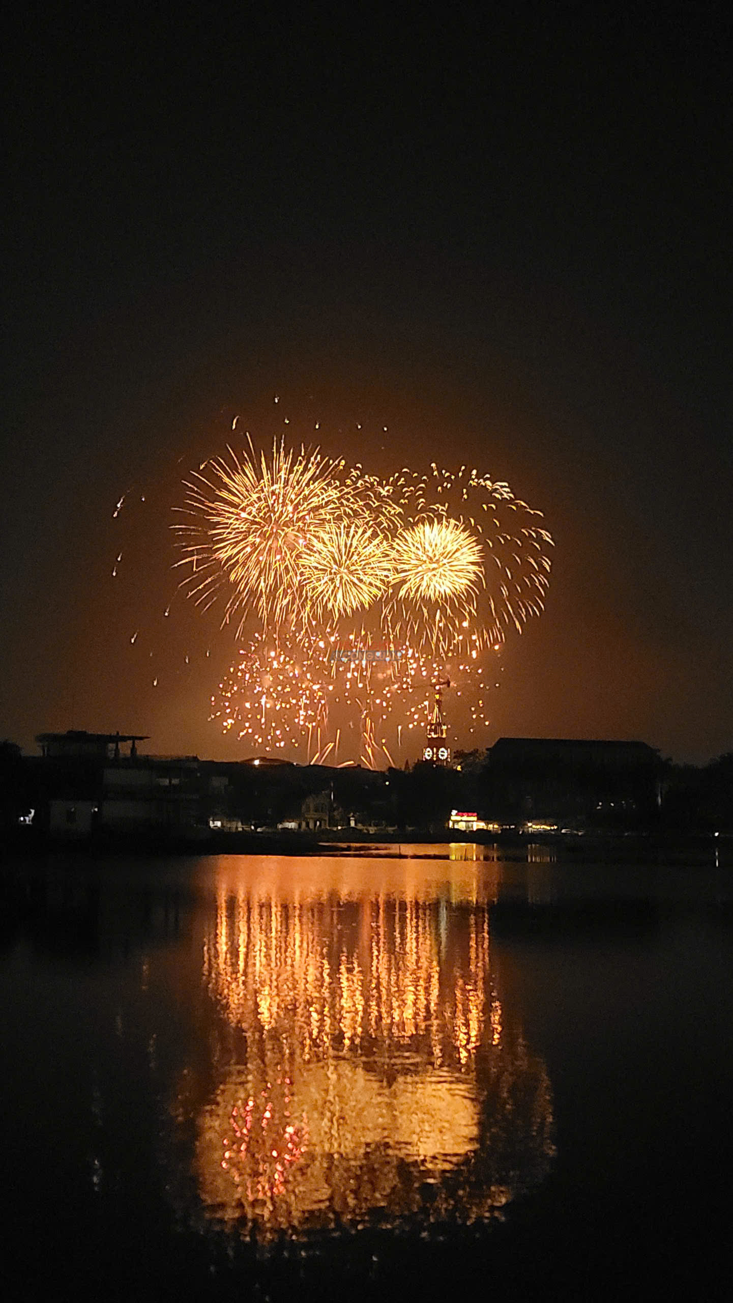Những ch&ugrave;m ph&aacute;o hoa v&agrave;ng rực bung nở, tạo n&ecirc;n m&agrave;n tr&igrave;nh diễn m&atilde;n nh&atilde;n trong đ&ecirc;m hội Giỗ Tổ H&ugrave;ng Vương 2026.