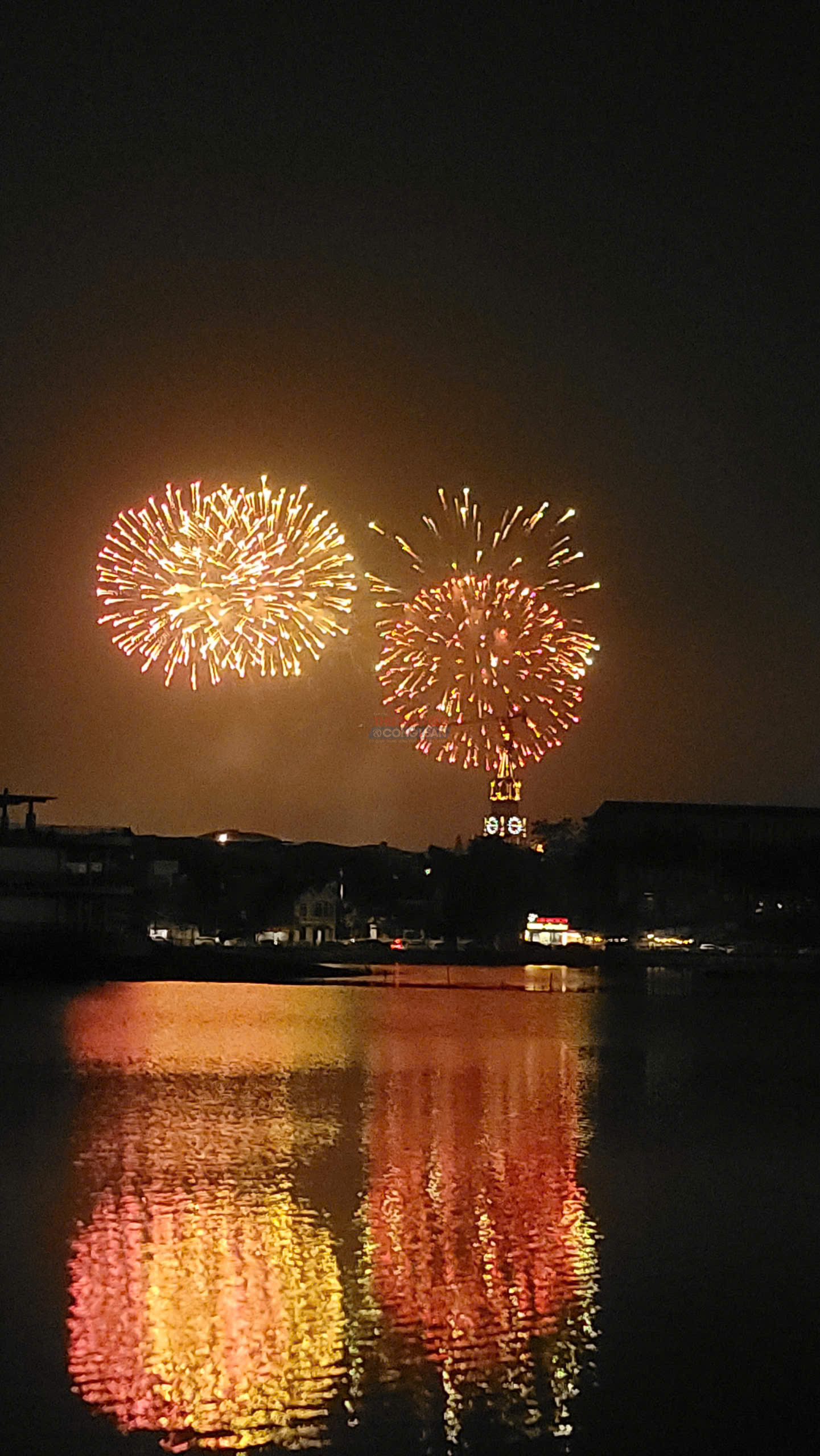 Ph&aacute;o hoa rực rỡ kết hợp tầm cao v&agrave; tầm thấp, thu h&uacute;t đ&ocirc;ng đảo người d&acirc;n v&agrave; du kh&aacute;ch đến chi&ecirc;m ngưỡng.