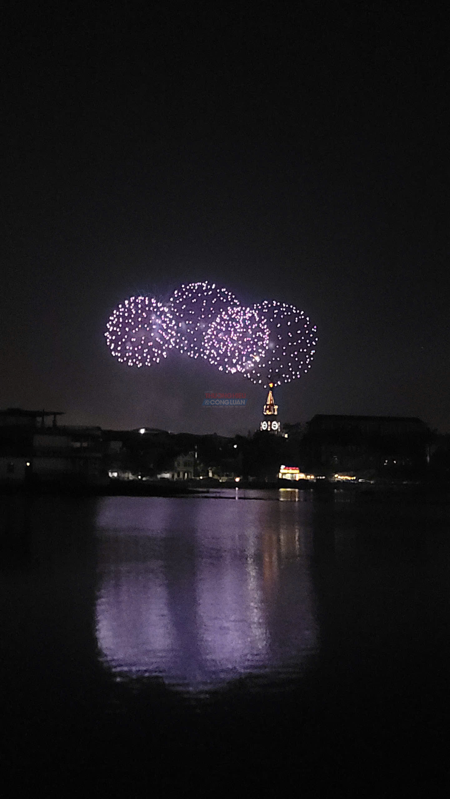 Sắc ph&aacute;o hoa đổi m&agrave;u li&ecirc;n tục, phủ &aacute;nh s&aacute;ng huyền ảo