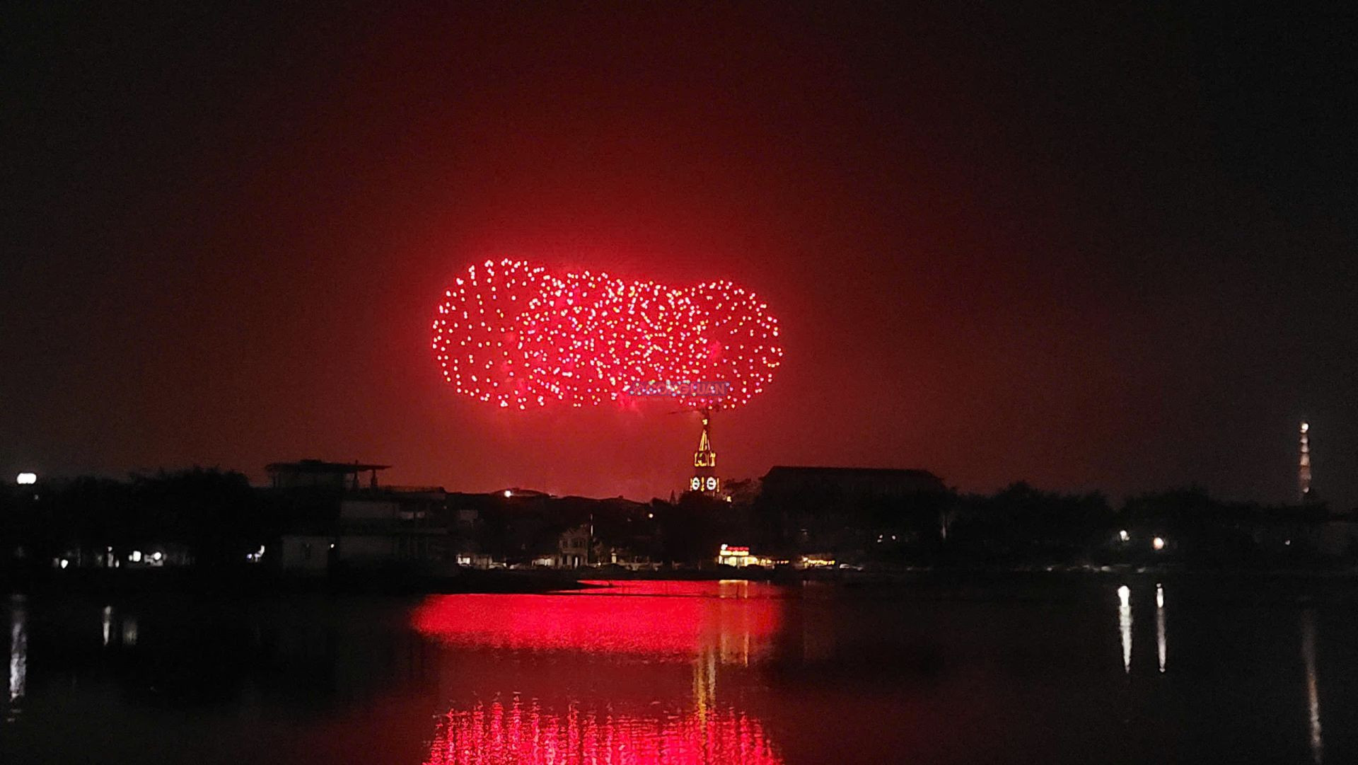 &Aacute;nh s&aacute;ng ph&aacute;o hoa phản chiếu tr&ecirc;n mặt hồ, tạo n&ecirc;n khung cảnh lung linh trong đ&ecirc;m hội tại C&ocirc;ng vi&ecirc;n Văn Lang. (Ảnh: Ngọc Linh)