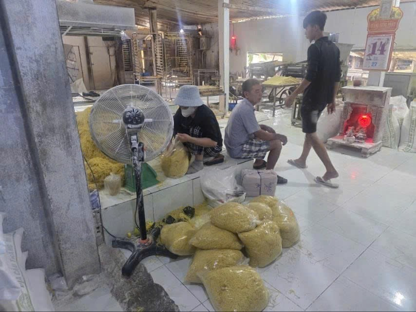 B&ecirc;n trong xưởng sản xuất của b&agrave; Phụng. Ảnh: C.A