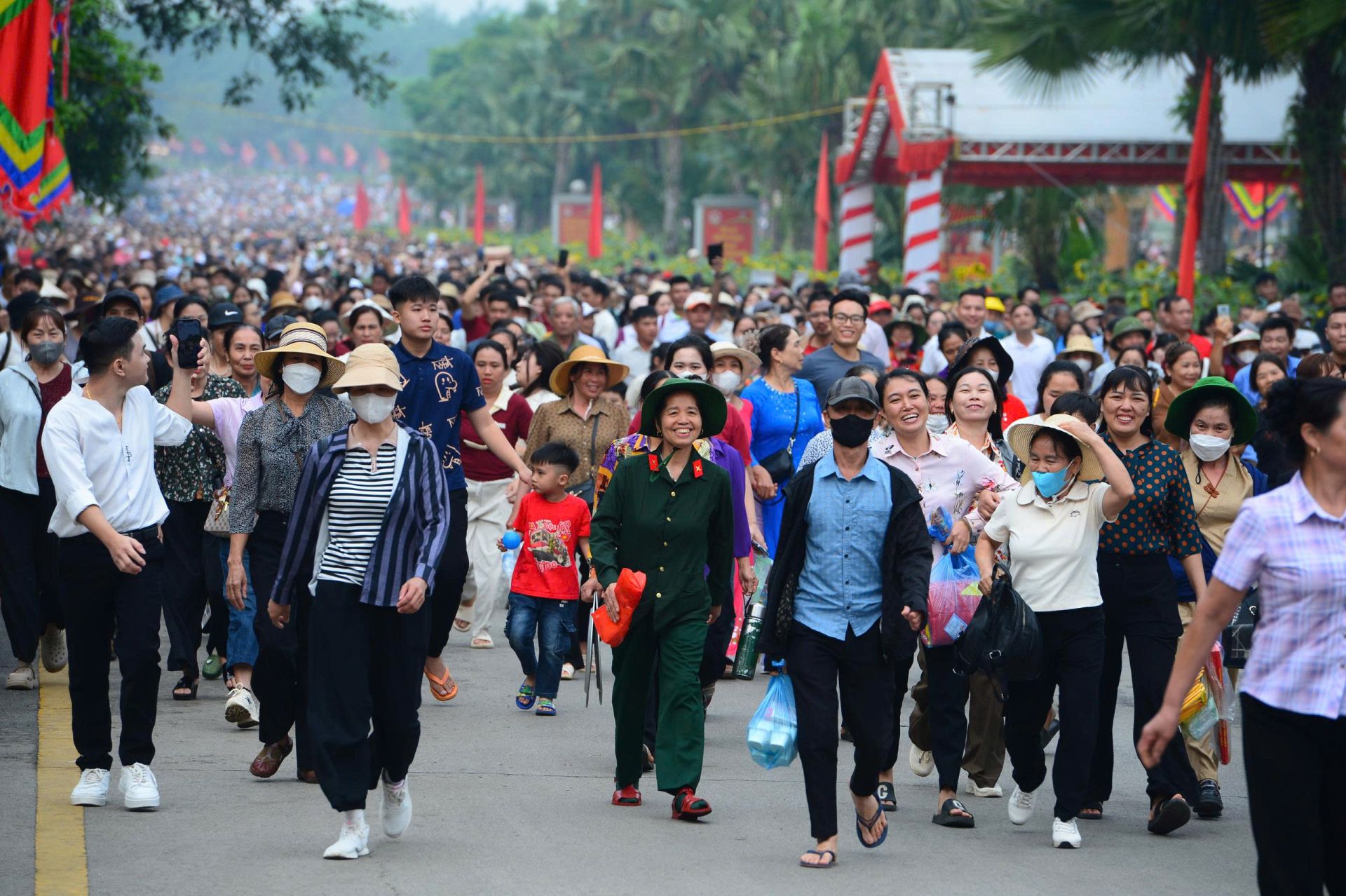 Những nụ cười rạng rỡ của người d&acirc;n tr&ecirc;n đường h&agrave;nh hương.