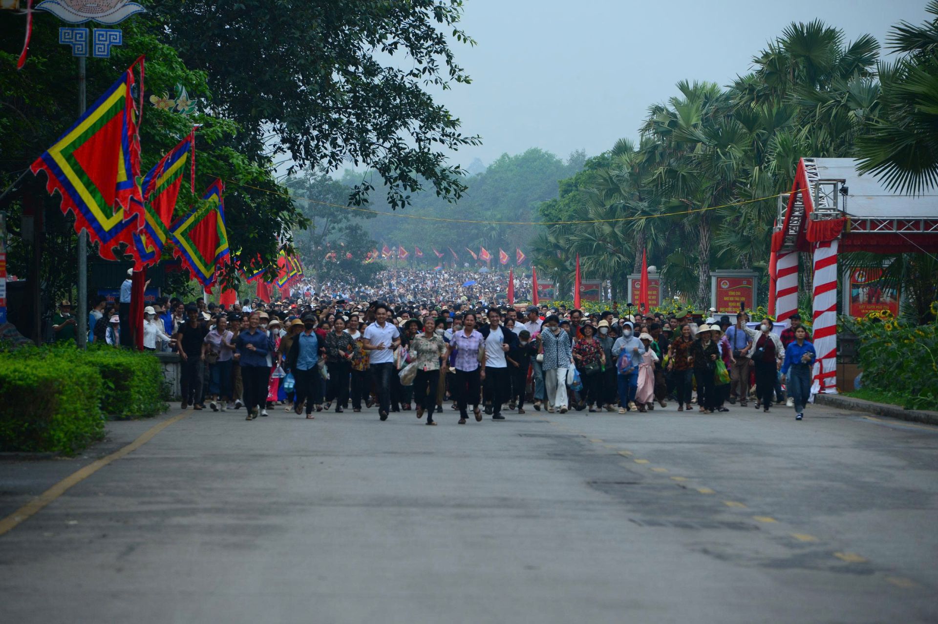Khoảnh khắc đầy năng lượng khi người d&acirc;n h&aacute;o hức tiến bước v&agrave;o khu di t&iacute;ch ngay sau giờ mở cửa, bắt đầu h&agrave;nh tr&igrave;nh d&acirc;ng hương tr&ecirc;n đỉnh n&uacute;i Nghĩa Lĩnh.