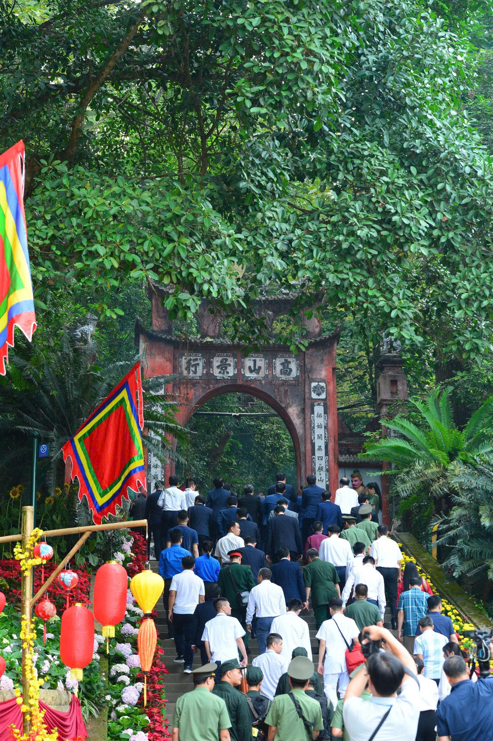 Đo&agrave;n đại biểu v&agrave; nh&acirc;n d&acirc;n trong trang phục chỉnh tề, th&agrave;nh k&iacute;nh đi qua cổng đền để tiến v&agrave;o khu vực h&agrave;nh lễ, bắt đầu h&agrave;nh tr&igrave;nh d&acirc;ng hương tưởng nhớ c&aacute;c Vua H&ugrave;ng.